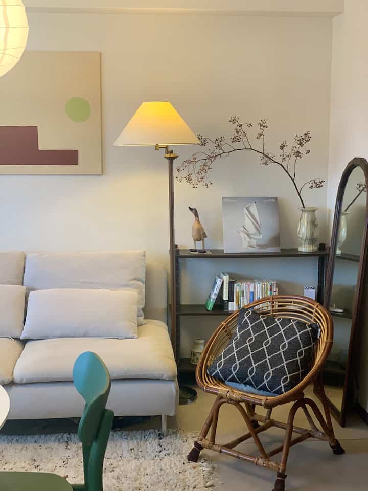 祖父から引き継いだものやリサイクルショップで掘り出したインテリアが集まるヴィンテージコーナーがお気に入り🍂
ドライの植物もいいしなり具合でここに入居してからずっと飾っています🌿
#IKEA #ヴィンテージ照明 #ナチュラルヴィンテージ #インテリアコーディネート #賃貸マンション #ラタンチェア #キャビネット