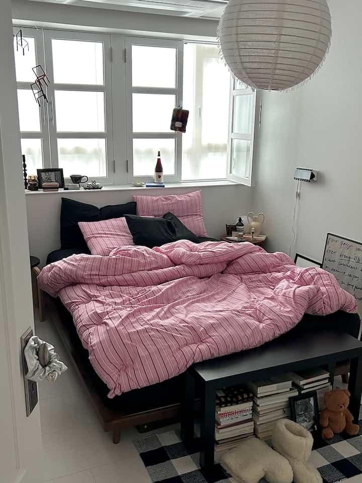 Rain is falling steadily
But change your mood with bright bedding🩷
⠀⠀⠀⠀⠀⠀⠀⠀ 
⠀⠀⠀⠀⠀⠀⠀⠀ 
#National guest show #오늘의우리집 #예쁜템최고야
#Today's scene cut

#Constructed apartment #구축아파트리모델링

#My home #집에서제일바빠

#Modern #모던인테리어 #모던프렌치 #프렌치무드

#Picked #침구 #침구추천 #이불 #차렵이불
#Blanket set #침실인테리어
