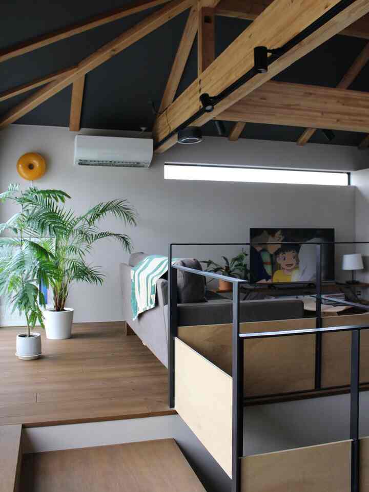 雨の日のリビングです。窓際に観葉植物を置いているので今年の夏で植物たちがグングン成長しました。エバーフレッシュに関しては倍以上伸びたように思います。曲木にしたいのですがやり方がわからずで悩んでいます…。

#リビング #リビング構造 #リビング植物 #エバーフレッシュ #アレカヤシ #天童木工 #ジブリ 