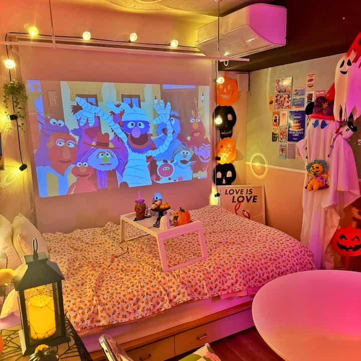 久しぶりにプロジェクターを出しました📽️

#ハロウィン #プロジェクター #一人暮らし #お家映画館 