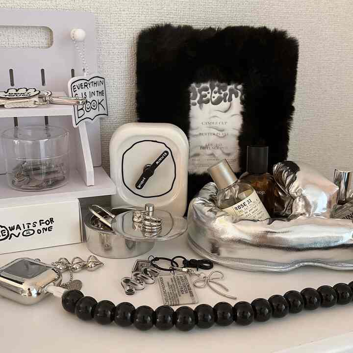 お気に入りつめつめのデスク🖤

#デスク
#お気に入り