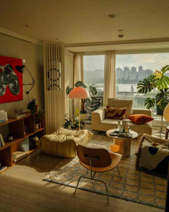 my favorite scent rituals 🧘 ☕️🌿 #selfcare #mindfulness

香りは私がより落ち着いて集中するのを助けます。 
本当に重要な役割を果たします🕊️
それで私が日常で楽しむいくつかの香り意識があります。

私が最も多くの時間を過ごす場所、 
愛情のあるリビングエリアが好きな香りでいっぱいに満たされること！