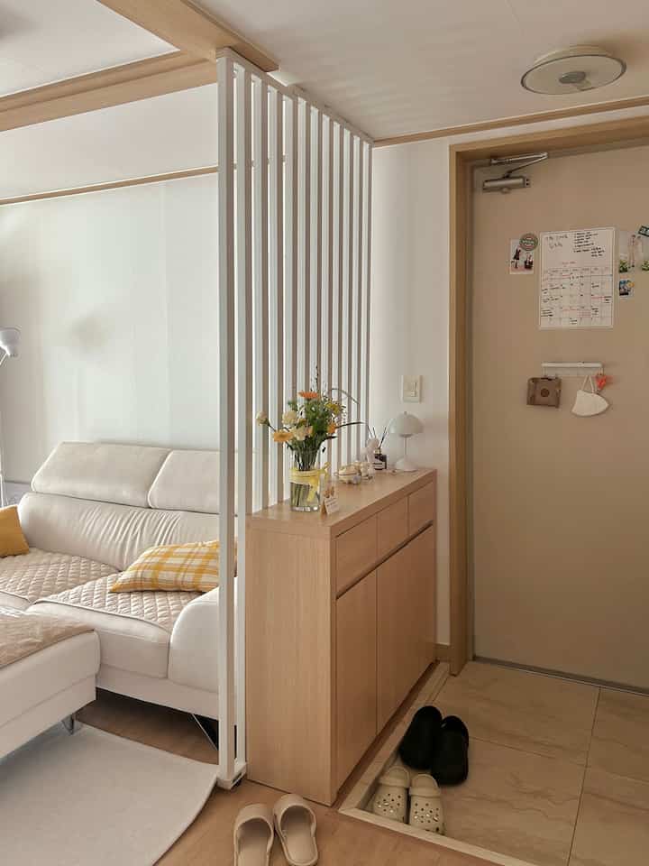 🤍2万YouTuber、ブロガー、Webデザイナーの花嫁
🤍アーティストが夢である開発者・企画者新郎
🤍ギルドンドンの家の小さな日常
。
🍀7月7日、7歳のチャイナは7月生の2人の物語
📱Instagram @happy_sxmmxr

🏠上の写真は「玄関」です。

私の家は中文のない18歳の構築24平衡です。
売買だったらここ中門施工からやりたいほど
一番悩みが多かったです。

このツインスペースをどうやって 
セルフでリビングルームから分離できますか？
悩んで今日の家で購入したパーティションで
夫の帰宅時間を待って急いで
女性一人でも力強い設置をしました👏🏻

正直、私は一人で1時間かかりました、
夫の仕事を待ってから一緒にいたら30分以内 
インストール可能だったと思いますㅎㅎ

#玄関インテリア #玄関 #玄関パーティション 
#24ピクニックインテリアアンウッドインテリア＃ハウススターグラム＃チャーターハウス