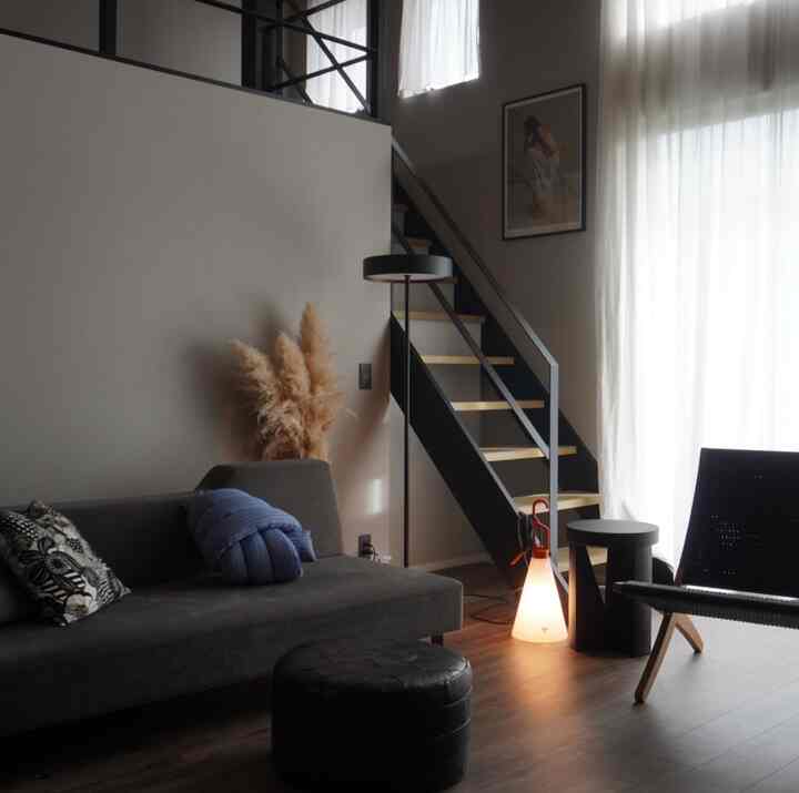 maydayのオレンジが効いてる🍊
色が加わるとまた違った空間に🤭
　
#リビング #インテリア #照明 #mayday #フロアランプ