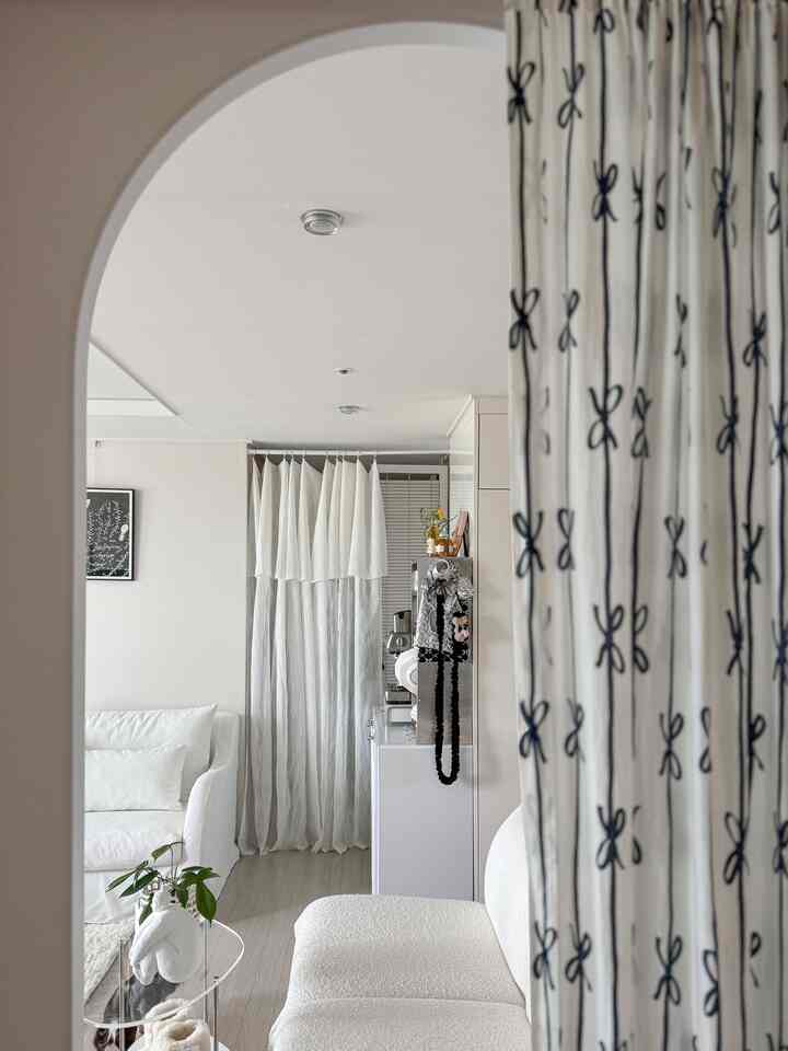 ＃秋の家のアーチムーンを越えてフレンチムードの嚢
隠しカーテンに変えてくれるからイポダイポ🕊️

リップルストライプカーテンです。 
もっと白くてフレンチな感じですよ🤍

ボントゥビチェルルチョムを感じます。 
リップルもラッキービキザノ😁🤍

カーテンの上に折ってレイヤードしてくれるのでもっと愛らしいです🤍

白に白い振りかける大成功🤍

 #レイヤードカーテン #フレンチカーテン #ストライプカーテン 
＃フレンチインテリア＃隠しカーテン＃カーテンおすすめ＃リビングルーム 
＃リビングデコ＃ラウンドラウンド＃パーティション＃壁のインテリア
＃ホワイトインテリア＃ファブリックインテリア＃リビングインテリア 
#リビング
#livingroom #livingroomdecor