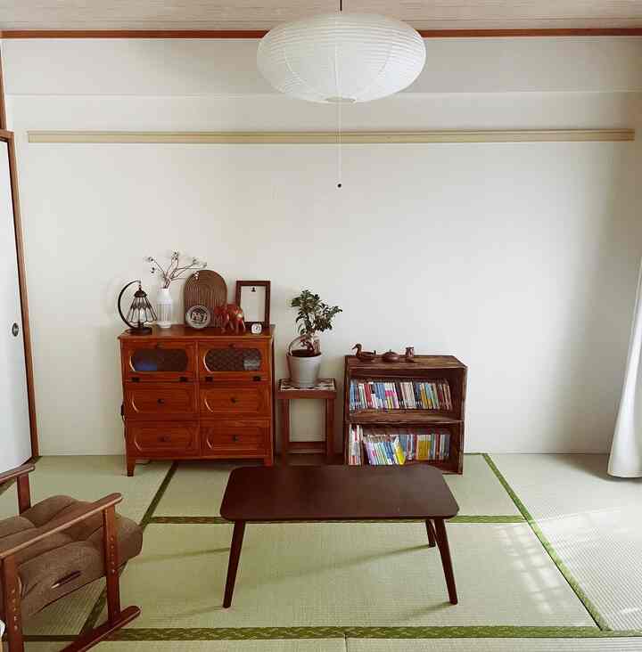 和室にやっと照明をつけました。
照明があるだけでぐっと雰囲気が増していい感じです🦆

#和室インテリア #二人暮らし