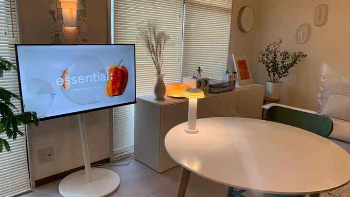 今回の模様替えでテレビの位置も変わりました🌿 
テレビはスタンドに可動式のローラーがついているのでダイニングテーブルで食事するときや、ソファでくつろぐときも簡単に好きな向きに変えられてとても便利です✨ 
模様替えもしやすくこのアイテムは特に買ってよかったと思うアイテムです☺️
#テレビスタンド #IKEA #間接照明 #賃貸マンション #ナチュラルインテリア #インテリアコーディネート