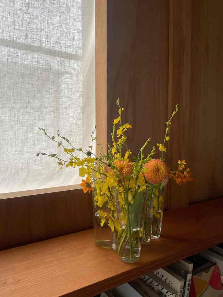 アアルトベース

お友達の結婚式でもらったお花たち🌼
アアルトベースにはナチュラルなお花が似合う🌿

#アアルトベース　#棚　#本棚　#北欧　#リノベーション　#renovation #木造　#