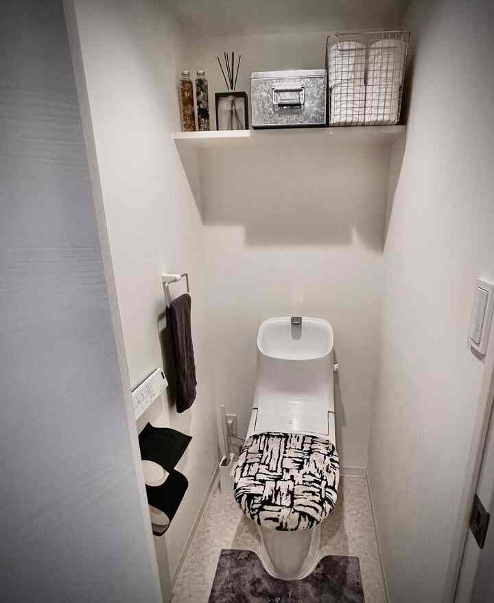 トイレの模様替え完了しました
マットだけマンションの床の柄と喧嘩してしまってる気がするので、ゆくゆく変更するかもしれませんが
とりあえずこちらのアイテムで様子見したいと思います🚽

#トイレ 
#一人暮らし 
#ワンルーム 
#六畳
