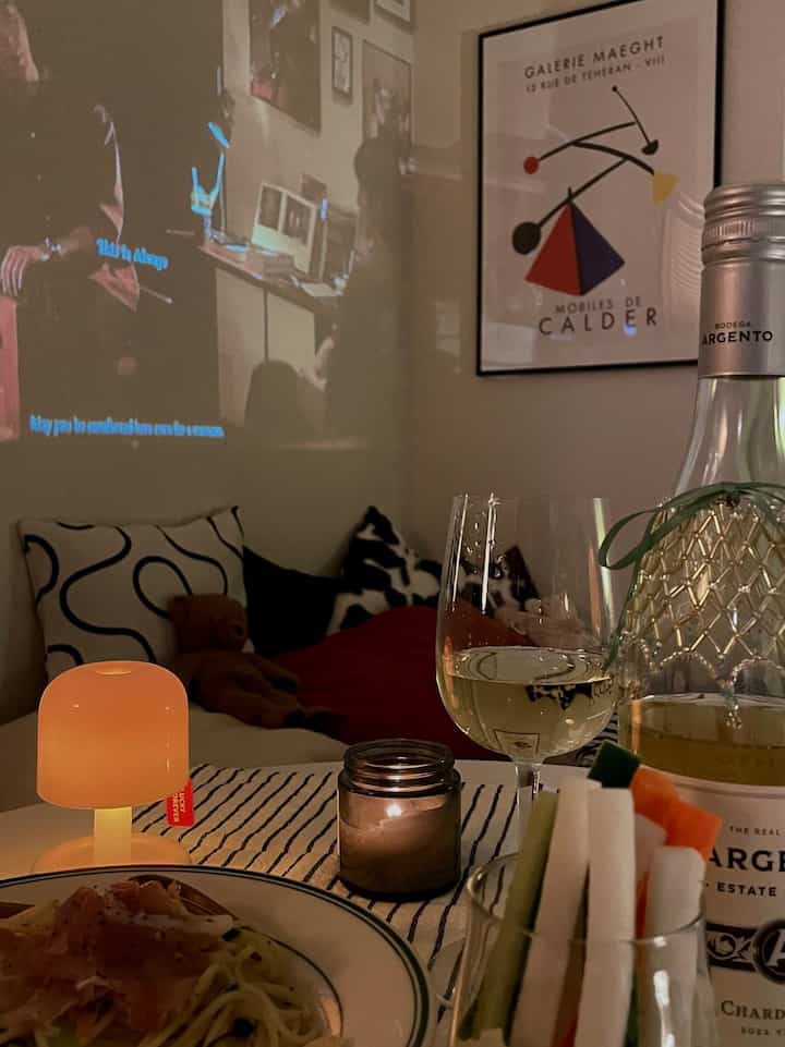 主食:パスタ
理由:簡単にお腹が膨れる

安物のワインも可愛くおめかしして
なんでもない日も心地よい時間で満たす！🥂
お部屋好きさんはきっとみんなそうですよね♡(しらんけど)



#ワンルーム #ワンルームインテリア #ワンルーム家具配置 #ワンルームキッチン #ワンルームベッド #おうち時間 #おうちごはん