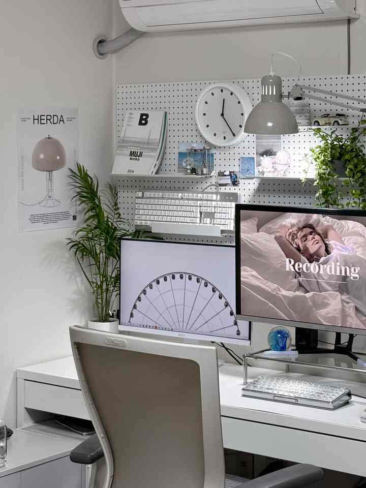 私も植物を連れてきました… ㅎ
実はこれも打孔板設置する時から計画していたのですが、ぜひその位置に軸が伸びる植物が入ってほしいんですよ。しかし…一度コンランが思ったよりも小さすぎてティーが出なかったし、決定的に結局食キラーはコンランを低世界に送ってしまったんですか？ （ᵕ̣̣̣̣̣̣﹏ᵕ̣̣̣̣̣̣）

それで今回はディシディアという友人をオンラインで購入しました。
宅配便はいろいろと少し心配になって大丈夫かなと思っていましたが、思ったより大きくて新鮮な友達が来ましたよ！ビジュアルもぴったり欲しかった感じで、育てやすくてどうぞ今回はあまり乗らずに私のデスクに定着してほしい風です 👏🏻

#interior #exterior #design #funiture #인테리어 #인테리어디자인 #실내디자인 #집꾸미기 #방꾸미기 #쇠테리어 #맞팔 #소통 #소품 #인테리어소품 #오브제 #diy #식물 #식물인테리어 #식물스타그램 #식물집사 #식테리어 #데스크테리어 #데스크 