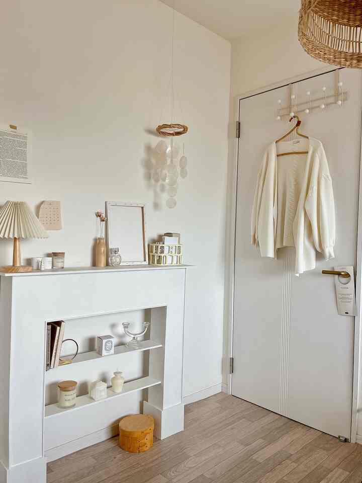 相変わらずwhite×woodな空間𓂃 𓈒𓏸
これからchristmas仕様にするの楽しみ🎄🎅🏻

#マントルピース　#diy #白色  #ホワイト＆ウッド 