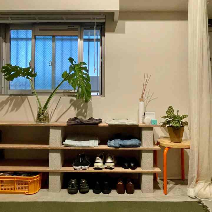 秋の夕暮れ
棚はコンクリートブロックと合板を重ねただけのシンプルなものです
急に寒くなってきたので衣替えの隙間に一枚📷

#リノベーション #マンションリノベーション 
#howwelive #mylvngrm
#apartmenttherapy #apartmentinterior
#interiordesign #interiordecor #interiorinspo #interiorgreen #観葉植物
#モルタル土間