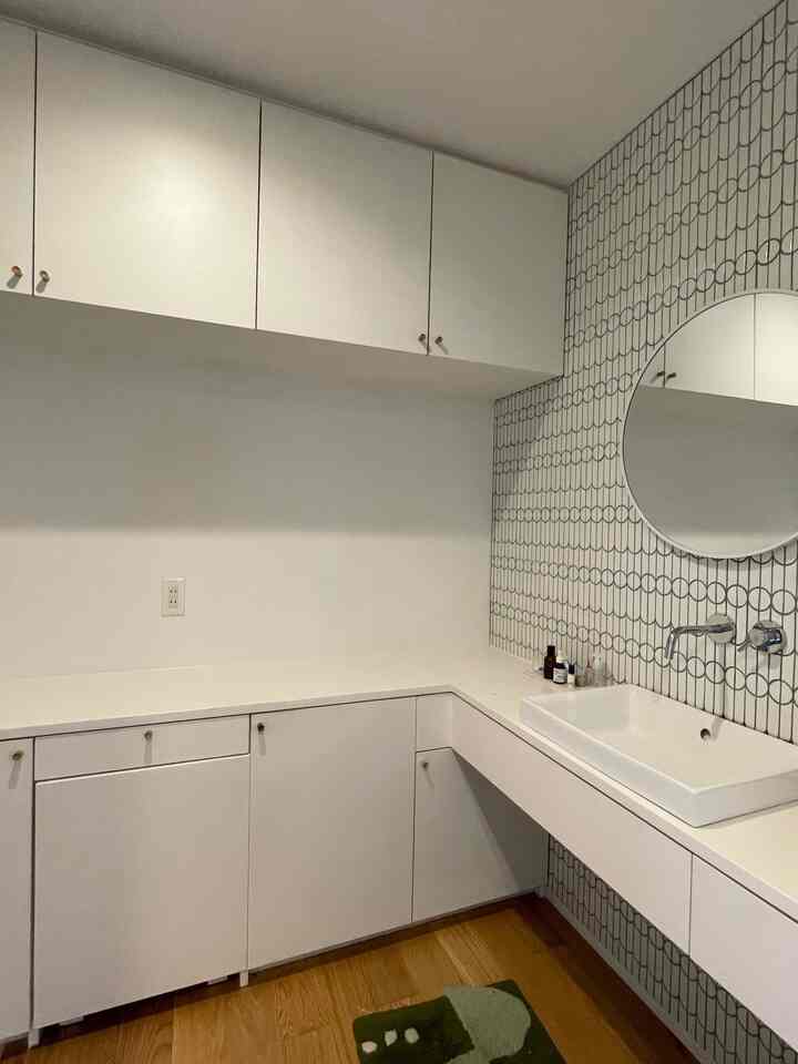 washroom

L字の洗面台&造作収納
普段使うものも、ストックも全て
収納できるのでいつも綺麗が保てます✨

#造作洗面台　#造作家具　#洗面室　#脱衣室　#ランドリールーム　#リノベーション　#renovation