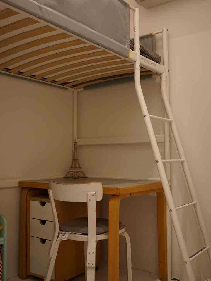 白と木目調の調和が取れたロフトの子供部屋、アルテックのデスクとベッドフレームが配置された雰囲気のあるインテリア