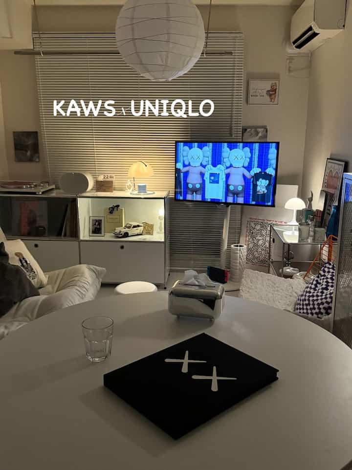 白を基調としたリビングルーム、丸テーブルとソファ、ペンダントライトが配置されたモダンでシンプルな雰囲気のあるインテリア