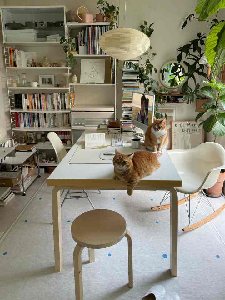 #오늘의우리집 #콘스프 

今日、私たちの家のリビングテーブルにデスクマットを敷いて作業テーブルのように変えてみました。  #거실테이블 #데스크테리어 #데스크소품 #테이블매트 #데스크매트 #마우스패드 #북클릭 #북홀더 #커먼누보 #화이트 #화이트인테리어 #아르텍체어 #아르텍스툴 #아르텍테이블 #허먼밀러 #임스체어 #임스락킹체어 #usm #스트링시스템 #빈티지인테리어 #빈티지조명 #이사무노구치 