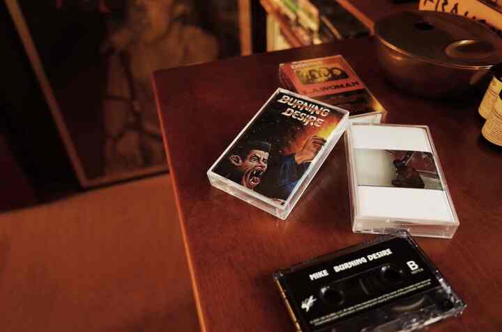 Kaset yang terus saya kumpulkan
Secara pribadi, saya lebih suka CD dan kaset daripada rekaman.

Istri saya adalah penggemar rekaman, jadi kami berkumpul dan bersenang-senang.

#Musik #カセットテープ #ラジカセ #書斎 #書斎インテリア