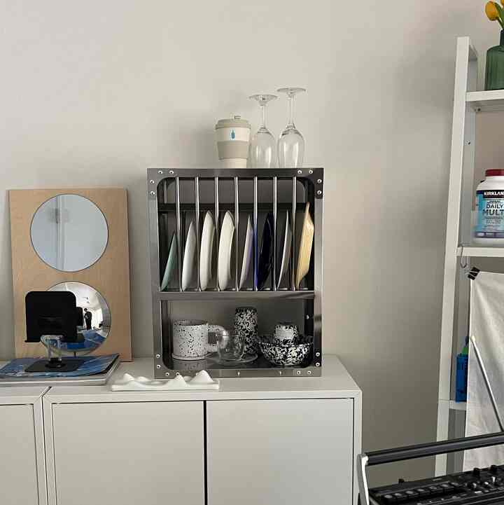 数ヶ月使って正解だったステンレス棚。
やっぱりステンレスの家具があると、空間が上品に見えるね。☺️

#韓国インテリア #北欧インテリア #モダンインテリア #一人暮らし部屋 #キッチン家具 #キッチン小物 #キッチン壁 #ホワイト×ウッド調 #シンプルなインテリア 