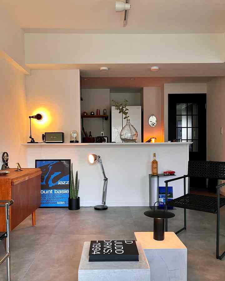 Warm brown and white toned Mid-Century Modern atelier featuring indirect lighting and floor lamps creating a cozy living room atmosphere