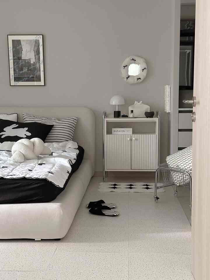 白と黒のモノトーン寝室、ドゥドゥンデコタイルとかわいいブラックバニーベッドリネンが調和するモダンで清潔感ある空間