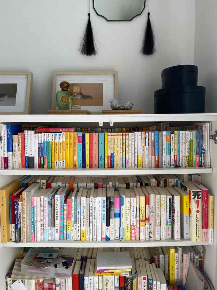 本棚にしているサンワカンパニーのピッタラ。
カラフルな本を日焼けや埃から守りつつ、スッキリ見せてくれる優れもの。
棚上には香水やアクセサリーをのせて、身だしなみスペースにしています。

#本棚インテリア #本棚 #ブックシェルフ 