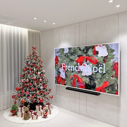 #2024올해의집 
크리스마스 트리 사이즈 정하는 꿀팁 ✨🎄❤️
✔️10평대는 미니트리 추천
✔️20평대초반 20평대 중반까지는 150 추천
✔️20평대 후반부터 30평대 중반까지는 180 추천
✔️30평대후반부터는 210사이즈 추천해요 ! 
* 다만 , 거실이 넓게 나온집이나 광폭거실이라면 한사이즈씩 업시켜도 좋아요 🫶🏻 
예를들어, 25평인데 층고가 높거나 거실이 넓게 나온편일경우 180도 가능 ! 
저희집은 28평이지만 집이 넓게 나온편이라 180트리로 선택했어요 ❤️ 사이즈 참고해주세요 😉
트리에 오너먼트 잔뜩 달아두니 화려하고 예쁜것같아요✨
트리아래 있는 선물상자도 넘 귀엽지요? 🙈
다가오는 크리스마스 트리 예쁘게 꾸미세요 🎄🧸
#크리스마스 #크리스마스트리 #크리스마스소품 #크리스마스데코 #크리스마스장식 #크리스마스인테리어 #크리스마스파티 #크리스마스장면한컷 #크리스마스오너먼트 #크리스마스준비 #크리스마스리스 #크리스마스홈파티 #크리스마스diy #홈스타일링 #맞팔 #맞팔해요 #맞팔환영 #우리집포토존 #나도크리에이터 #오너먼트 #크리스마스가랜드 #크리스마스트리꾸미기 #크리스마스데코 #크리스마스준비 #크리스마스잇템 #크리스마스테이블 #크리스마스조명 #미니트리 #오늘부터크리스마스
