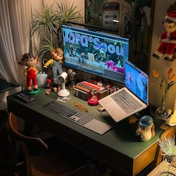 💡 𝘓𝘖𝘍𝘈 𝘚𝘌𝘖𝘜𝘓 on my desk 💫
✔️ 디자인
세라믹의 자연스러운 질감을 살린 독특한 핀칭 기법 덕분에 손으로 빚어낸 듯한 텍스처가 돋보여요. 단순하지만 섬세한 조형미가 램프 자체를 예술 작품처럼 느껴지게 하고, 책상 위에 놓으면 작은 포인트가 되어줍니다! 유약을 여러번 겹쳐 바른 제품이다 보니, 빈티지한 감성이 더해진 것도 디자인의 매력 포인트에요💞
✔️ 사이즈
높이 20cm의 작은 크기로, 책상이나 선반 같은 좁은 공간에 두기 적합합니다. 작은 공간에서도 존재감이 드러나고, 컴팩트한 사이즈 덕분에 부담 없이 다양한 장소에 배치할 수 있어요.
✔️ 편의성
크기가 작고 가벼워 이동과 배치가 용이하며, 화이트 컬러여서 어떤 인테리어에도 무난하게 어울립니다. 세라믹 특성 상, 파손에 유의해야 하지만, 그 외에는 유지 관리도 간편해 오랫동안 사용할 수 있을 것 같아요!
#오감리뷰 프로그램을 통해 제품을 제공받아 직접 사용하고 스타일링한 후기입니다.
#로파서울 #lofa #미니램프 #테이블조명 #인테리어소품 #조명 #조명인테리어 #무드등 #인테리어무드등 #책상 #책상인테리어 #데스크테리어 #조명덕후 #집들이선물 #이사선물 #데스크셋업 #데스크소품 #빈티지소품 #페코짱 #자취방꾸미기 #자취방인테리어 #예쁜템최고야 #키덜트애정템 #키덜트인테리어 #빈티지인테리어 #키덜트템자랑 #키덜트 #오늘장면한컷 #책상꾸미기 
