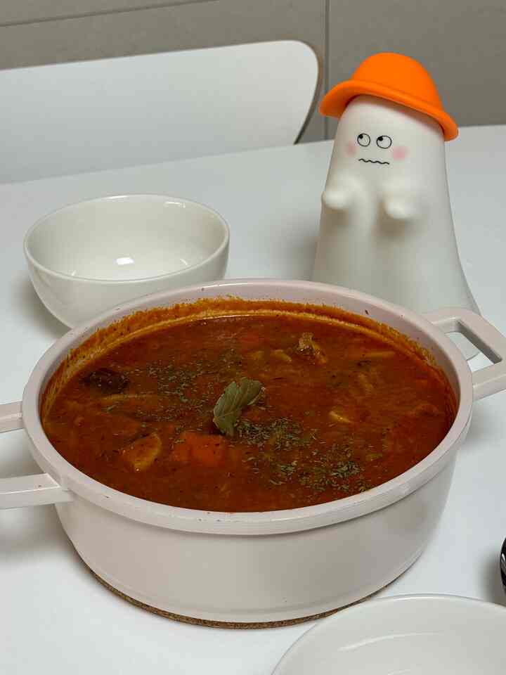 ＃今日のシーンカット＃魔女スープ🥘
魔女スープに中毒になりました😆

こんなにおいしいのかと🎵
しかし、羊はこれが正しいでしょう。

トマトピューレ 
＃オトギ＃フレスコトマトスパゲッティ
ソースを買ったのに＃極楽🍅

👇🏻レシピは👇🏻
1.キャベツズーム、パプリカ1、ニンジン1、ジャガイモ1、ブロッコリー1、
タマネギ1、トマトがたくさん、新鮮なキノコ1パック、枝などカトカスを切る。
2.牛肉の局所+アボカドオイル炒め炒め🥩🫒
3.玉ねぎを入れてコショウ、ペパーロンチーノ🧂🌶️
4. にんじん、じゃがいも（硬い野菜先）炒め炒め🥕🥔
5.残りの野菜すべて〜入れて煮てくれる🥙
7. トマトソース一本+水追加🍅💦
8. 月桂樹の葉、カレー粉、魔法の粉など
入れて15分以上煮込んだら終わり-.ᐟ 

＃スープ＃スープ＃森＃魔女＃ハロウィン
＃簡単料理＃新婚夫婦毎日＃今日の家
＃新婚＃新婚夫婦＃簡単な夕方＃簡単な食事＃ホームクック
#キャベツ
＃キャベツ＃ステーキ🥬＃私たちの家＃今日の私たちの家＃家を飾る＃カップル＃
#ホームスター 
＃メイド＃フォロー＃レビュー