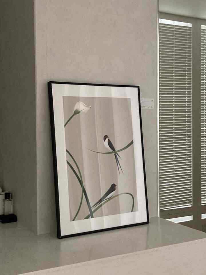 ベージュとホワイトのトーンの玄関空間、ブラインドと鳥の絵が配置されたモダンで清潔感のあるインテリア