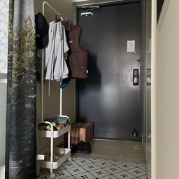 #콘수프기록 #집사일상 
집사일상 기록에 빠질 수 없는 현관🚪
매일 산책하는 강아지와 살며 산책 옷과 산책 용품들을 이동식 행거에 정리해두니 세상 편해졌어요✌🏻
나갔다 들어온 옷을 두기 애매한 원룸에 유용하고, 평소에는 패브릭커튼으로 지저분한 모습도 가릴 수 있답니다🦮
#이동식행거 #패브릭커튼 #패브릭포스터 #데코타일 #영화포스터 #강아지용품 #산책용품 #현관인테리어 #현관꾸미기 #공간활용 #원룸현관 #강아지와함께사는집 #강예집살 #꿀템 #꿀템추천 #오늘의집 