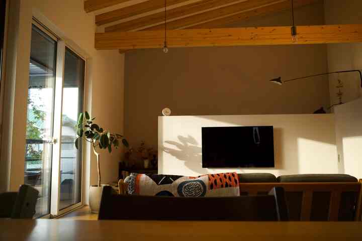 秋の陽の入り方🍂いい〜時季です♡

#リビング植物 #カーテンなし 