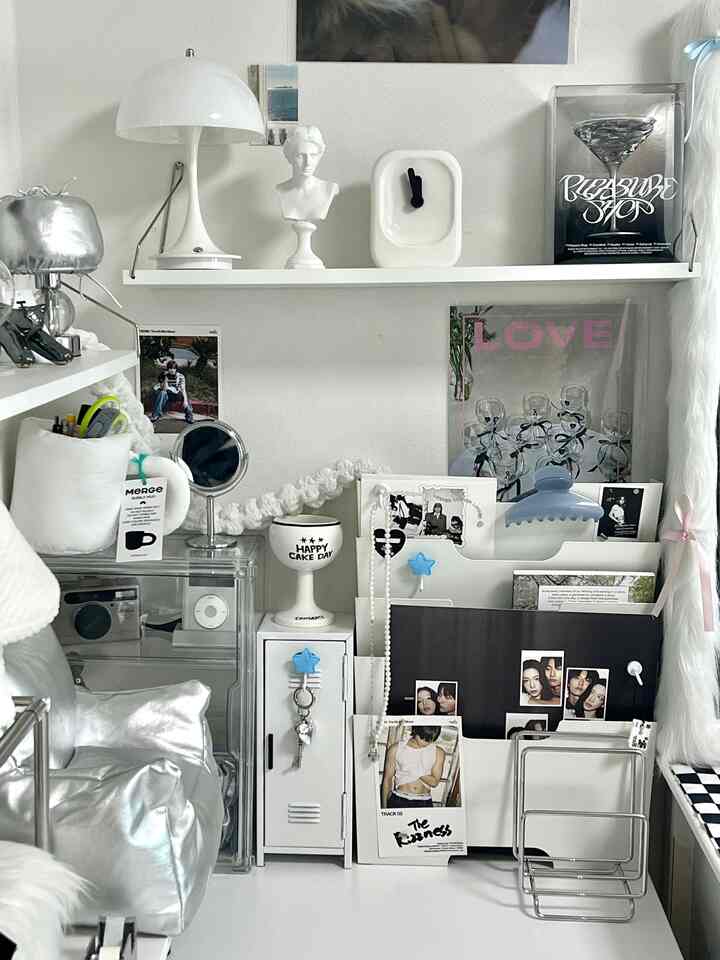 #Sepotong rasa sepele Ini adalah foto interior meja hari ini yang menunjukkan selera seorang fanatik interior putih🤍 Saya mengatur meja saya agar sesuai dengan interior perak + putih yang saya sukai akhir-akhir ini.


#Interior Perak #Interior Putih #Rak Dinding #Jam Meja #Pencahayaan #Bemix #Ikeaq Vislé #Ropa Seoul #Penyimpanan Akrilik #Pencahayaan Perak #Penggabungan Gelembung #Penggabungan Mug #TempatPensil #InteriorTak Berwarna 