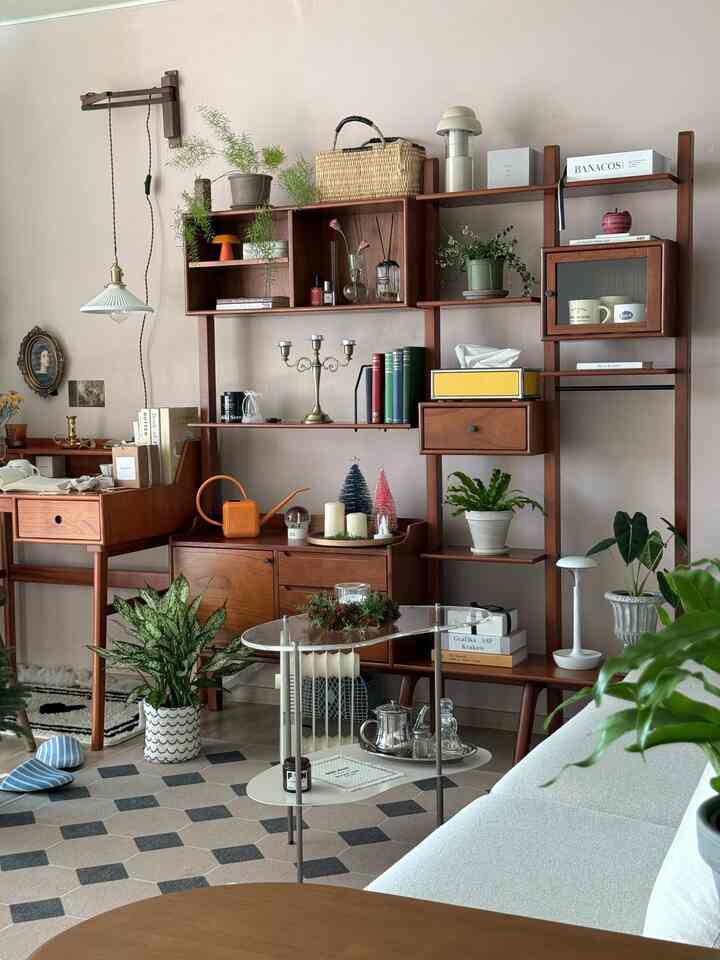 #FurnitureExplorationLife #CornSoupRecord

Lemari dinding sudah tiba, dan karena lukisan di dinding seberangnya belum selesai, untuk sementara saya meletakkannya di area perapian.

Tapi terlihat bagus, kan?! 😇

Lemari dinding bernuansa kayu
dimanfaatkan sepenuhnya, dengan rak dan laci yang bergaya. 🤎
Lemari ini melengkapi meja kayu
dan meja samping,
dan saya rasa saya akan menghabiskan seluruh akhir pekan di zona kayu :)🙂‍↔️🫶
Ini musim gugur, dan saya jatuh cinta pada zona kayu :)🍂

.

.
. #Woodzone #WoodInterior #LivingRoomDecoration #LivingRoomInterior #EmotionalAccessories #InteriorAccessories #VintageInterior #VintageAccessories #LivingRoomInterior #ShelfInterior #Storage #StorageInterior #Shelves #HomeStyling #Planterior #GrowingPlants #CozyHomeDecor #HomeGardening #HomeDeco #WallShelf #Rug #TylerRug #RugInterior #NewlywedHomeInterior #HomeSweetHome