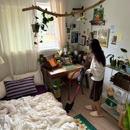 초경량 무선 청소기 추천🧹
고양이 세마리와 함께 생활하다보면 정말 돌아서면 털.털.모래가루 전쟁에, 화분의 흙 먼지, 집사 인간 둘도 긴머리라 바닥 청소를 자주자주 해줘야 하거든요. 저희 집에 청소기가 여러 대 있지만 자주 써야 하는 만큼 무거운 청소기엔 손이 잘 안가더라고요. 
옆에 두고 간편하고 쉽게 쓸 수 있는 게 최곤데, 테팔 엑스퍼트를 들이고 청소가 쉬워졌어요. 기존 제품도 잘 쓰고 있었는데 이번에 업그레이드 된 테팔 엑스퍼트 7.60을 만나고 또 다시 갈아탔답니다🤭
핸디형 1.2kg, 총 무게 2.0kg으로 가벼워 손목에 부담 없고, 스틱형/핸디형 모드에 장착된 일체형 이지솔로 번거로운 액세서리 탈부착 없이 본체 하나만으로 쉽게 청소 할 수 있어요🤍
3시간 만에 완충 되는 빠른 배터리 충전에, 최대 45분 사용으로 배터리 걱정 없구요. 이전 모델 대비 40% 더 강력해진 흡입력으로 최대 99.9% 먼지제거와, 180° 회전 헤드의 부드러운 핸들링으로 사각지대 없는 꼼꼼한 청소가 가능해요.
먼지통은 원터치로 분리하여 비우고, 필터는 물 세척 후 말리기만 하면 돼서 관리도 쉬워요. 가볍고 슬림한 디자인이라 틈새 보관도👌🏻 초경량 무선 청소기를 찾으신다면 테팔엑스퍼트 7.60 추천 드려요🧹
🔖테팔엑스퍼트 7.60 보러가기 : https://bit.ly/3NzhTb1
#테팔 #테팔무선청소기 #테팔엑스퍼트 #엑스퍼트7.60 #가벼운무선청소기 #초경량무선청소기 #무선청소기추천 #청소기추천 #무선청소기순위 #홈스타일링 #홈데코 #살림 #살림템 #청소기 #청소템 #청소 #청소용품 #청소도구 #무선선풍기 #빈티지인테리어 #우드인테리어 #원룸인테리어 #침실 #침실인테리어 #선반 #커튼 #플랜테리어 #오늘의우리집 #집에서제일바빠 #나도크리에이터