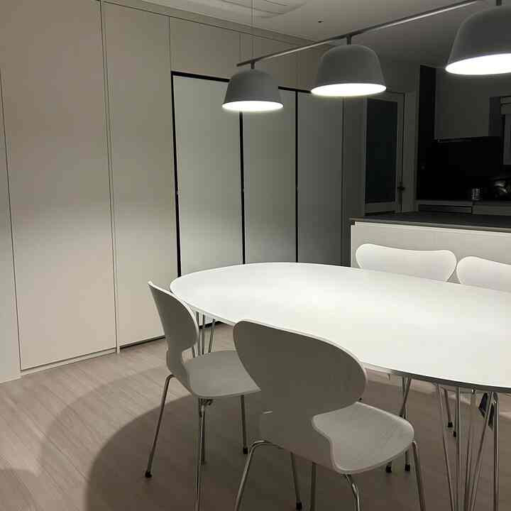 #웰컴미션
#フォーカスグループ
#夜の家
#リビングインテリア
#ダイニングスペース
#プリッツハンセン
#セブンチェア
#アントチェア
#muuto

自転車のリビングルームを消したときに一度撮った私の家🤍
生活パターンで夜の写真を撮るのはうまくありません。
あまりない写真ですよ🌠
夜のムードも良い私の家ですが、しばしば撮ってみるべきです😇
快適な土曜日の夜になります😍