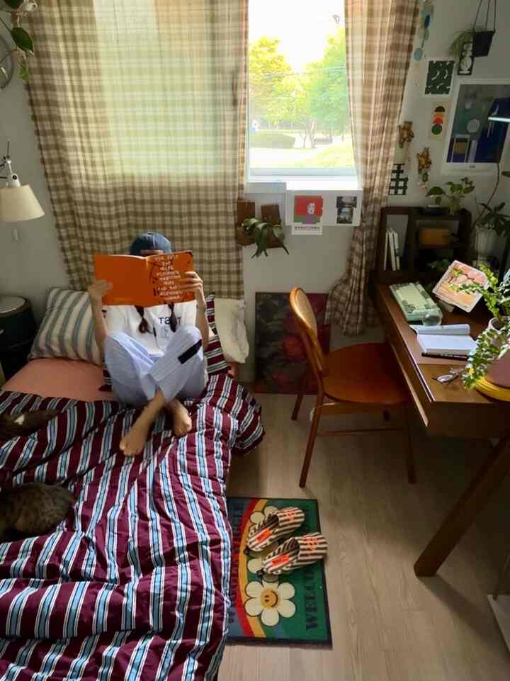 #오늘의우리집 I love my colorful room so much! 
Aren't the bedding, curtains, and rugs colorful and harmonious? 🤗

#Bedroom #침실꾸미기 #침대 #침구 #이불 #침구세트 #내방 #내방꾸미기 #방꾸미기 #방인테리어 #집꾸미기 #집순이 #오늘의집 #오늘의힐링 #커튼인테리어 #커튼스타일링 #작은방 #작은방인테리어 #인테리어 #인테리어소품 #홈데코 #홈스타일링