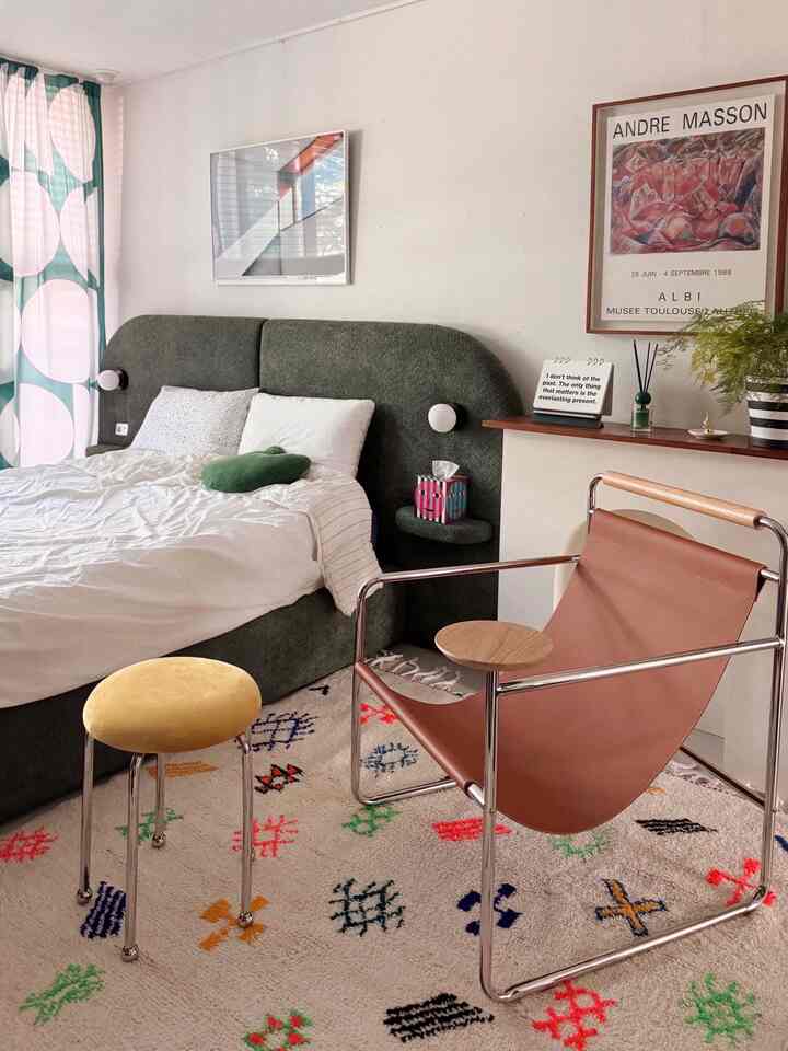 The newly renovated first floor bedroom✨
I brought in a new bed frame:)
And I also changed the furniture combination,
and it successfully transformed into a completely new atmosphere🤗

The new bed is the Some & Deco Bold Bed🛌

With a curved head design and a warm texture
of bouclé material, it has a sophisticated and trendy design
and even has a soft lighting that can be adjusted in 3 stages
and a cozy atmosphere, making it a really charming bed✨

There are so many colors to choose from for bouclé fabric,

so I think I spent a long time worrying about the color:)

In the end, I made up my mind to go with green
but I was worried inside..ㅎㅎ But after seeing it in person
the color was more luxurious than I expected, and I really liked it💚
It's a green that feels a little khaki:)

It goes really well with the Moroccan rug I had at home
and I think I'll be able to use it for a long time without getting tired of it🫶

#Sponsored #썸앤데코 #부클레침대 #패브릭침대 #침실꾸미기 #볼드패브릭침대 #집스타그램 #침실인테리어 #cozyhome #cozymood #침대추천 #침대맛집 #침대프레임 #맞춤제작침대