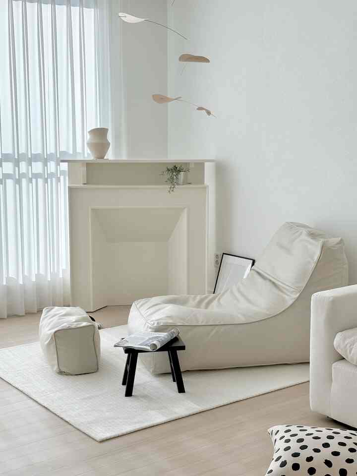 #가구탐구생활 
When you want to lie down and rest instead of on the sofa, this is the place to go!
When you don't want to lie down or sit down!!!
It's so comfortable to lean back and look at your phone
It's not too soft, but it's firm and supports you 
#Living Room #자라홈 #이케아 #방석 #러그 #화병 #쿠션 #쇼파 #까사미아 #룸앤홈 #힐링 #오늘의우리집 #집구석 #휴식