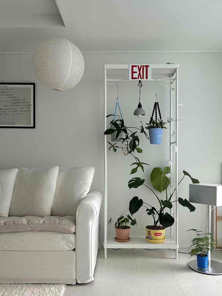 Sebagai seorang juru masak pemula, saya sangat ingin menggantung pot bunga gantung.
Saya memasang gantungan😊


#Kebanggaan Kamarku Nasional #오늘의우리집 #예쁜템최고야
#Adegan hari ini 
#Apartemen yang Dibangun #구축아파트리모델링 
#Rumahku #집에서제일바빠 

#Modern #모던인테리어 #모던프렌치 #프렌치무드 

#Ruang Tamu #거실인테리어 #플랜테리어 
#sikbutler