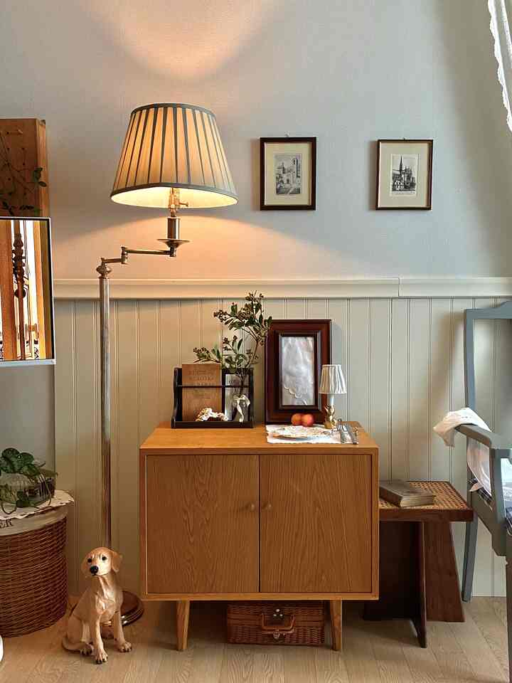 Sebuah rumah yang didekorasi dengan suasana klasik dan vintage. Dunia vintage yang tak terpisahkan juga tak lepas dari interior kayu rumah kita👀💘 

#Interior kayu #빈티지인테리어 #앤틱 #클래식인테리어
#Alat peraga antik #원목소품 #우리집기록 #빈티지조명