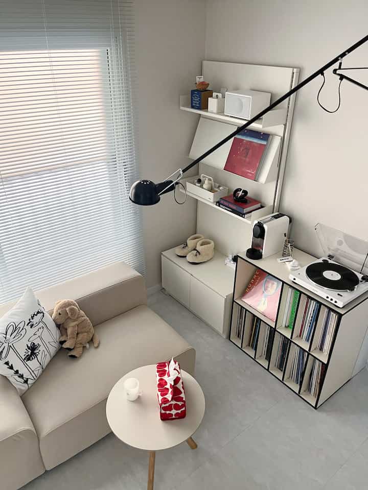 [Rekomendasi rak LP] Kabinet ruang tamu tinggi Baspor

Rak LP dan rak buku yang sudah lama digunakan di salah satu sudut ruang tamu!
Ini ukuran yang sempurna untuk menyimpan piringan hitam dan juga bagus sebagai rak buku. Anda bisa memasukkan dan melepas kompartemennya, jadi saya menggunakan satu kompartemen untuk memajang satu LP. Desainnya canggih dengan garis-garis hitam, jadi cantik dan rapi, tapi juga kokoh! Efektivitas biaya tidak ada apa-apanya.. (Apakah Anda sedang melihat pemilik Baspor?)

Ini adalah produk dengan pesona modern dan merupakan salah satu perabot favorit di rumah kami 🫶🏻

#Kehidupan Eksplorasi Furnitur #거실꾸미기 #거실인테리어 #바스포르 #lp수납 #lp장 #거실장 #선반 #책선반 #선반장 #취미공간 #음악존 #맞팔 #조명 #빈티지조명 #자취방꾸미기 #소품 #빈티지 #빈티지가구 #flos #소파인테리어 #취미 #음악감상