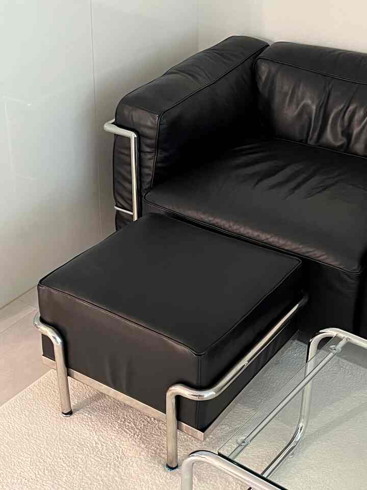  #ftc4기이야기 #집꾸미기 #방꾸미기 #거실 #거실인테리어 #거실꾸미기 #lc3 #르코르뷔지에 #lecorbusier #스툴 #풋스툴 #소파 #미니소파 #발받침 #거실테이블 #소파테이블 #거실러그 #쇠테리어 #미드센츄리