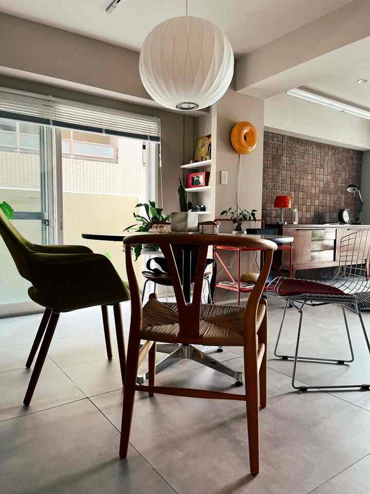 ダイニングスペース🧆
椅子は全て違うもので揃えました
引っ越し前からあるYチェアは今もお気に入りで1番座る椅子です
どこからみても美しいデザイナーズチェアですね！
コンクリート調タイルに影が出来、より一層美しい👍


#CARLHANSEN&SØN #ハーマンミラー #コントラクトテーブル　#バブルランプ　#IKEA #ヴァルムブリケスト　#セブンチェア 