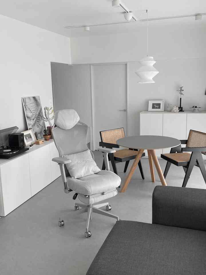 夫が愛用しているPAXTON Paris。
我が家はフロアタイルの色味に合わせてPearl Grayにしました🩶ベルベット素材とワントーンでまとめられたデザインが可愛い🫶

マルチに使えるものだから部屋の1番良い場所に鎮座しますよね。でも出しっぱなしでもデザイン性が高いのでインテリアに馴染むのが嬉しいポイントです🩶


#PAXTON  #PAXTONParis #パクストン #デスクチェア #ワークチェア #ゲーミングチェア #在宅ワーク#デスクワーク #デスクワークの方にオススメ #インテリア