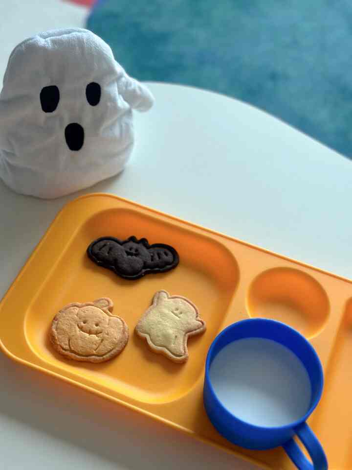 #デザート天国

すぐにハロウィンを迎えて
フォトゾーンではなくても（難しくて飾らない🫠）
ちょっと気持ちいい！

子供と一緒に食べたクッキーは
新しくなった友達からプレゼントされたハロウィンクッキー👻🎃


＃今日のシーンカット＃子育て日常＃ハロウィン＃ハロウィンクッキー
#halloween