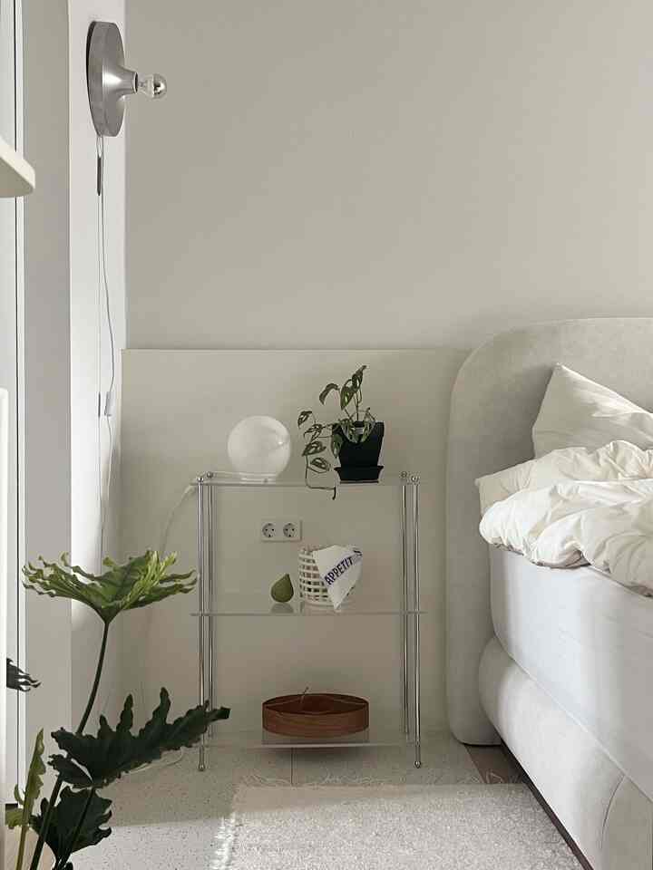 水耕で育てたアダンソニーがもう成長しなくなったので、
すぐに植木鉢に移しましたが、とてもきれいではありませんか😍
ホワイトホワイトの寝室にポイントたっぷり！ 
新しい植木鉢も行きます。
陶器の質感が感じられて近く見てもイェポイエポ

＃ベッドルームスターグラム＃ベッドルームスタイリング＃ベッドルーム飾り＃フレンテリア