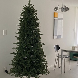 #오늘의우리집 
트리 언박싱은 못참지🎄
올해 새롭게 바뀐 코스트코 트리 드디어 받았다 🤭
내가 구입한 제품은 ‘led 슬림 크리스마스 트리 1.9m’
키가 커서 걱정했는데 슬림해서 그런지 공간에 과하지 않고 딱 존재감 있는 느낌!!
조명까지 모두 포함된 일체형이라 3단으로 나뉜 제품을 꽂아주고 잎모양만 살짝 잡아주면 설치 끝🙌🏻✨
5분도 안걸린거 같은데 트리설치가 이렇게 쉬워도 되나
제품 퀄리티도 좋아서 오너먼트 없이도 모던하고 예쁜데
12월이되면 아쉬울거 같다🎄
#크리스마스준비 #크리스마스트리 #예쁜템최고야
#미니멀리스트모여라 #집에서제일바빠 #오늘장면한컷
#ftc5기이야기 #콘수프기록 #내돈내산 #코스트코트리 
#트리추천 #일체형트리 #크리스마스
