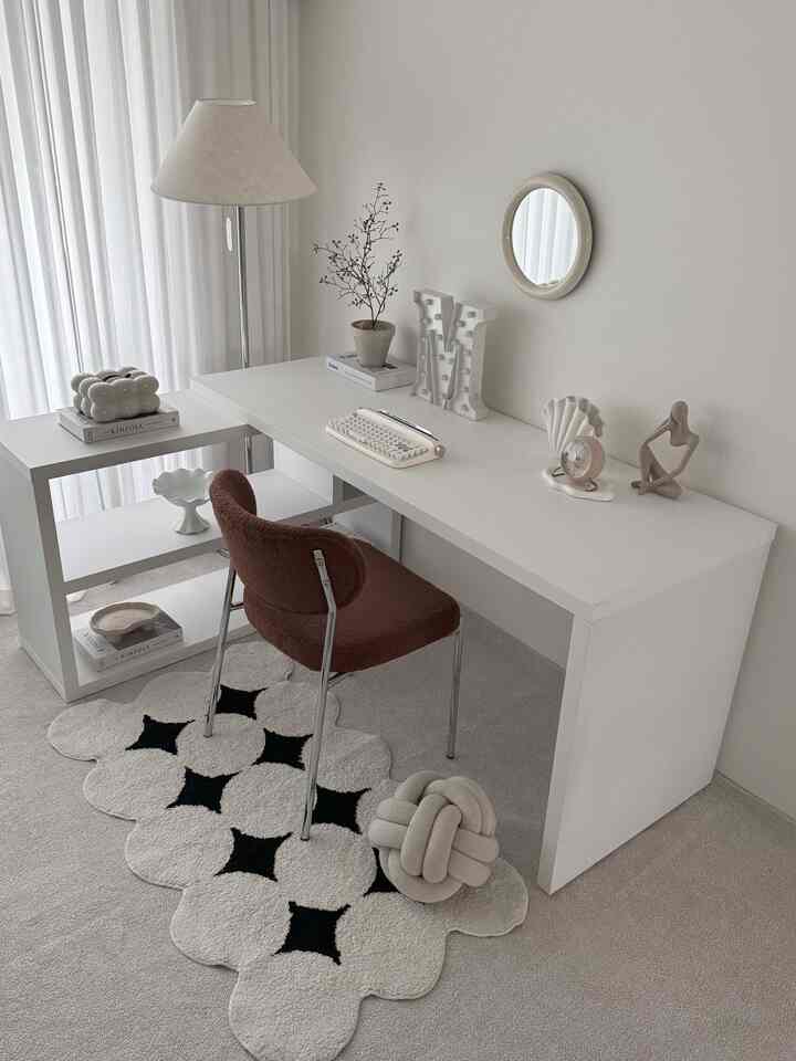 白と茶色のトーンが調和したホームオフィス、シンプルモダンなデスクとオフィスチェアが配置された清潔感のあるインテリア