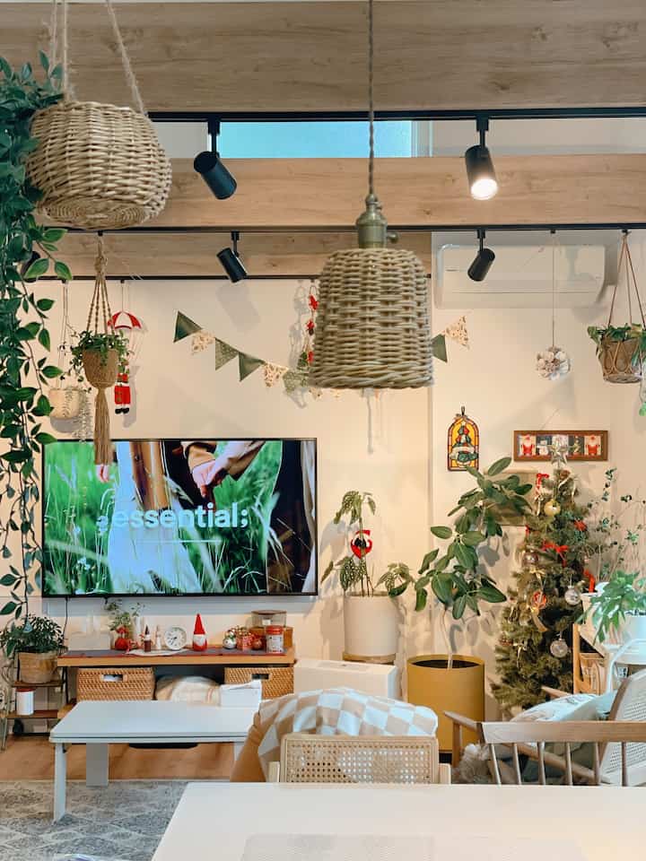 この時期になるとたくさんの雑貨を飾るので
アリエッティの部屋見たくなる我が家。
統一感はないけどこれが落ち着く好きな季節😊
クリスマス雑貨はお店で揃えたものから
いただいたお菓子の缶、ハンドメイドのものまで
たくさん飾ってます🌲❣️

こたつテーブルやガスヒーターもだしたので
一気に冬に模様替え。
こたつテーブルはあえて白を選ぶ事で
ごちゃごちゃした我が家をスッキリさせてみた。 #IKEA #FlyingTigerCopenhagen #momonatural
#クリスマス #クリスマス小物 #リビング
#リビング小物 #リビング植物 
